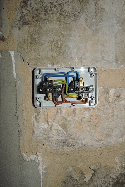 Outdoor socket correctly installed